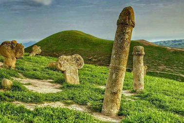 Nghĩa trang có hàng trăm bia mộ mô phỏng hình nhạy cảm của nam nữ ở Iran