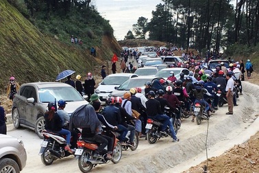 Người dân ùn ùn đi chiêm bái tượng Phật lớn nhất thế giới