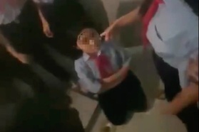 Nữ sinh lớp 8 bị hành hung, bắt quỳ gối trong nhà vệ sinh của trường