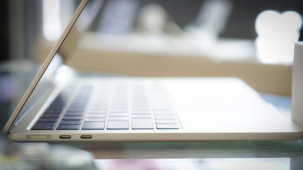 Trên tay MacBook Air M2 tại Việt Nam, giá 34 triệu đồng - 3 Trên tay MacBook Air M2 tại Việt Nam, giá 34 triệu đồng - 3