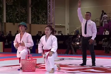Võ sĩ Việt giành Huy chương đồng nội dung biểu diễn đôi với làn và mũ cối