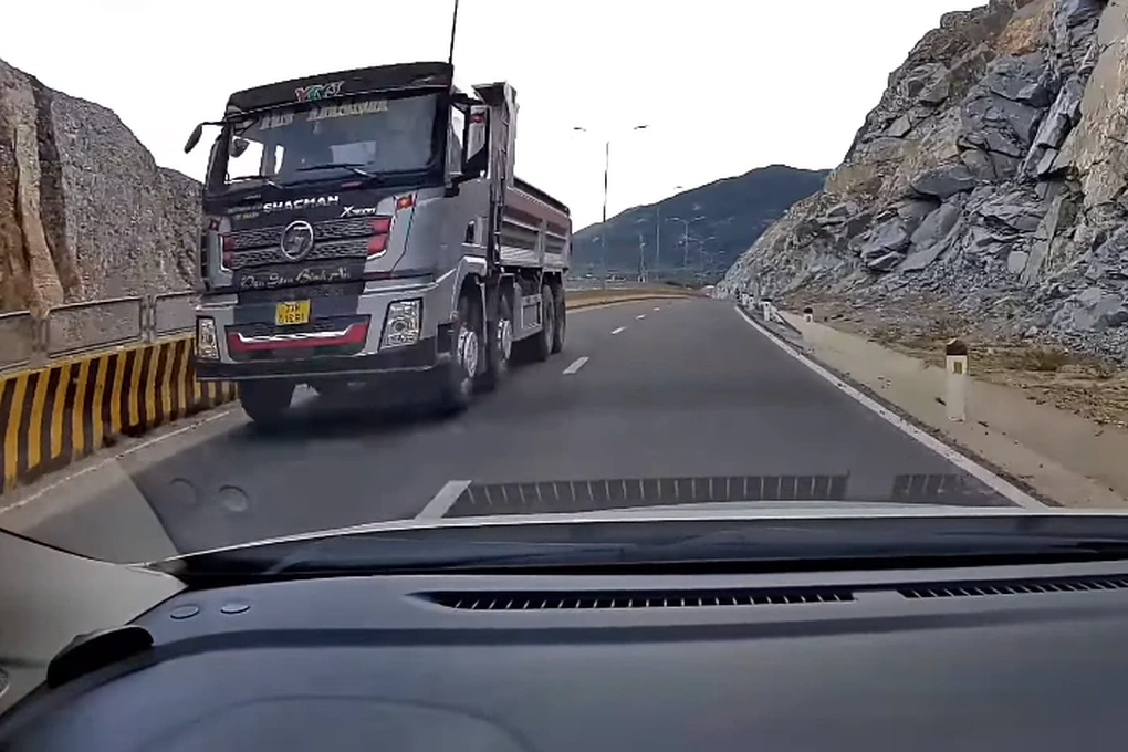 Truy tìm chủ xe ben chạy ngược chiều đường ven biển ở Bình Định - 1 Truy tìm chủ xe ben chạy ngược chiều đường ven biển ở Bình Định - 1