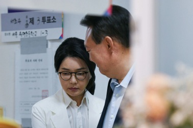 Cựu đệ nhất phu nhân Hàn Quốc bị tước bằng thạc sĩ, sắp mất bằng tiến sĩ?