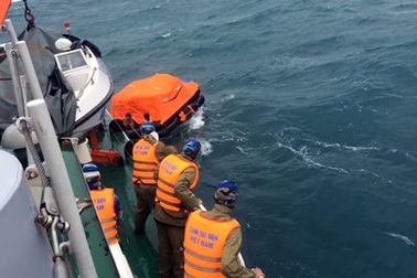 Một thuyền viên mất tích, 4 người được cứu sống trong hoảng loạn
