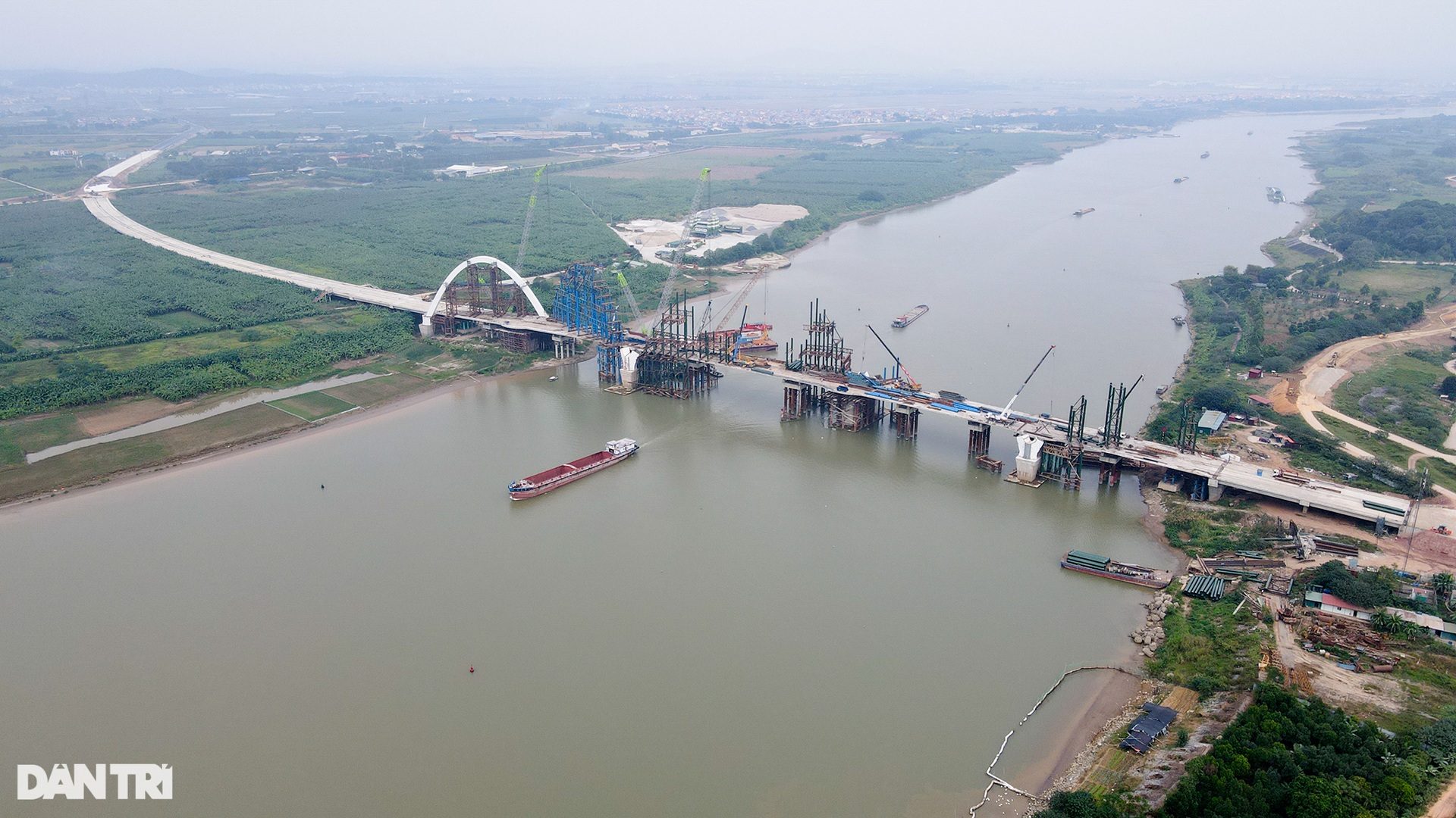 Công trường cầu vòm thép cao nhất Việt Nam trên sông Đuống - 1 Công trường cầu vòm thép cao nhất Việt Nam trên sông Đuống - 1