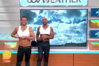 Nam MC truyền hình mặc... áo “crop-top” lên sóng