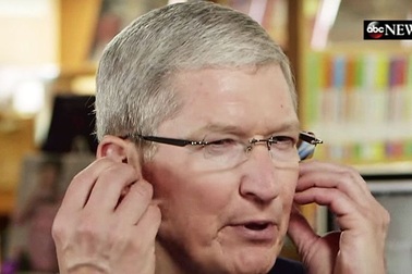 CEO Tim Cook lý giải vì sao tai nghe AirPods không dễ rơi như nhiều người lo ngại