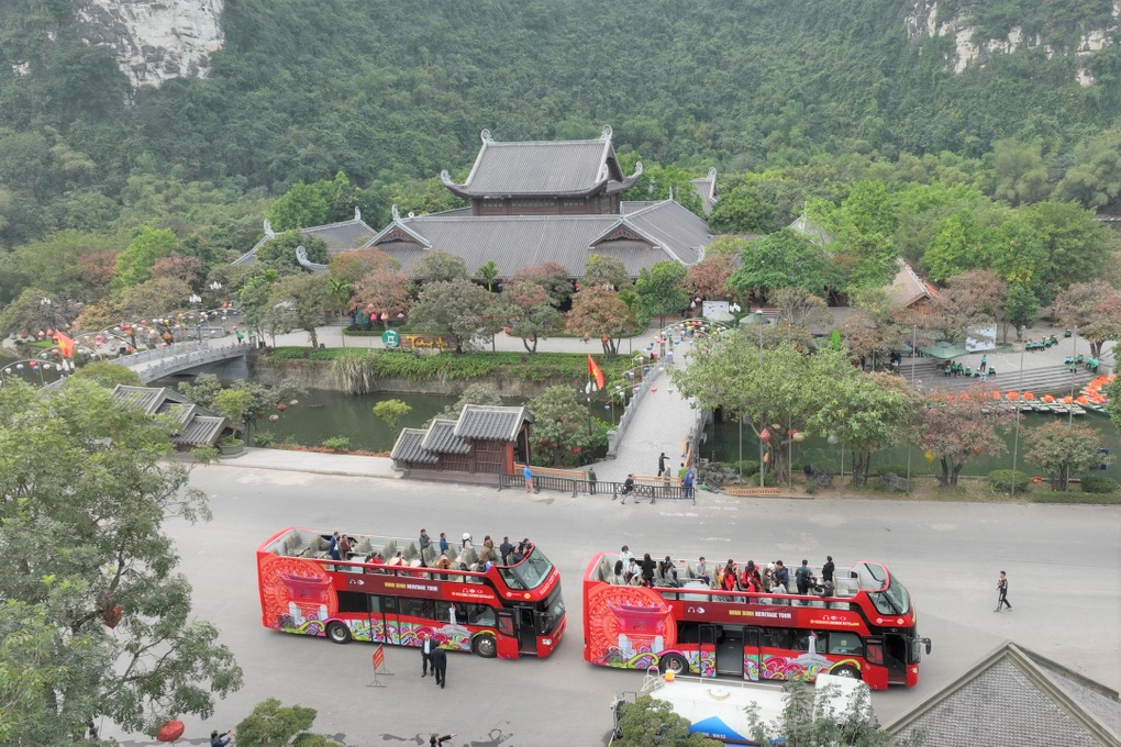 Ngồi xe buýt 2 tầng tham quan cảnh đẹp di sản Tràng An - 5 Ngồi xe buýt 2 tầng tham quan cảnh đẹp di sản Tràng An - 5