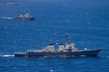 Tàu chiến Mỹ áp sát bãi cạn tranh chấp trên Biển Đông