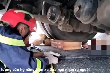 Cứu du khách nước ngoài mắc kẹt dưới gầm xe 45 chỗ