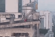 Thót tim xem cảnh sát cứu cô gái cầm dao lên nóc chung cư 25 tầng tự tử