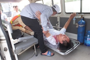 Người đàn ông gãy chân phải đợi xe cấp cứu hơn một giờ do cao tốc “tê liệt”