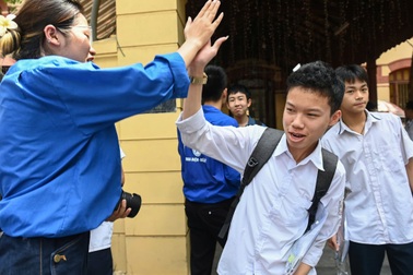 Đề toán thi vào lớp 10 Hà Nội dễ thở, thí sinh đạt 7-8 điểm "trong tầm tay"