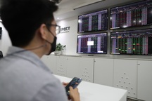 Chứng khoán chùn bước trước ngưỡng cản 1.250 điểm