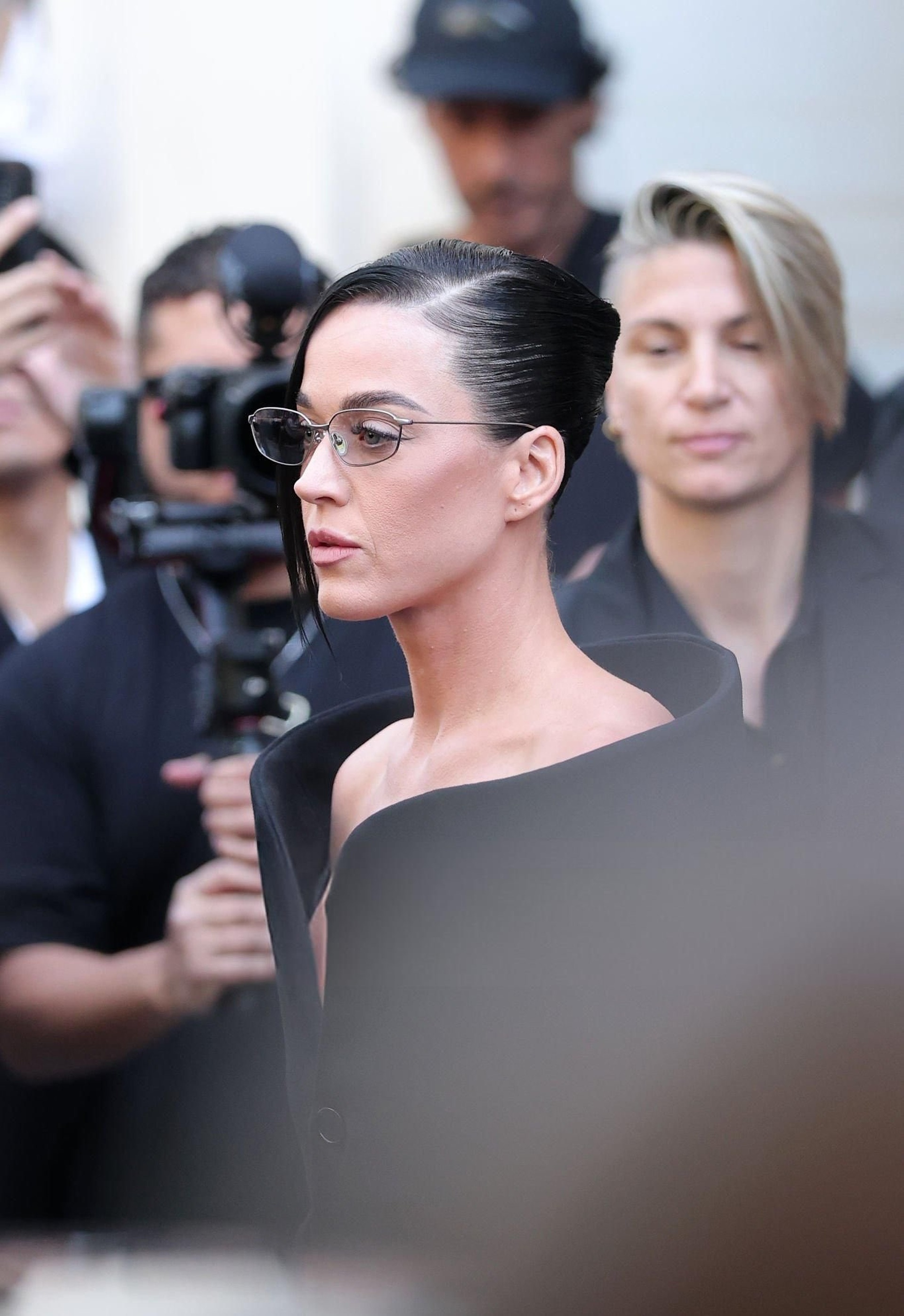 Kim Kardashian diện váy cúp ngực gợi cảm, đeo trang sức tiền tỷ tại Pháp - 6 Kim Kardashian diện váy cúp ngực gợi cảm, đeo trang sức tiền tỷ tại Pháp - 6