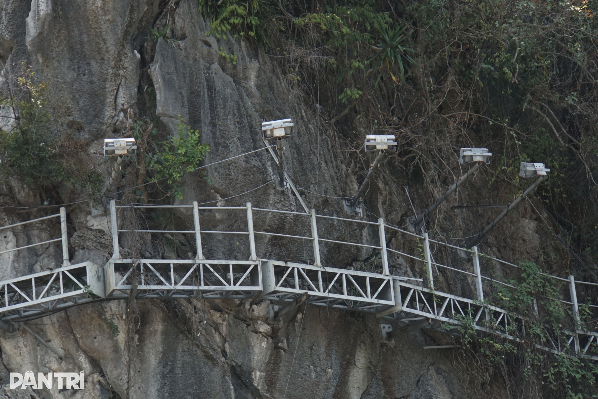 Tháo dỡ dàn đèn nghệ thuật 140 tỷ đồng vô dụng ở Vịnh Hạ Long - 12 Tháo dỡ dàn đèn nghệ thuật 140 tỷ đồng vô dụng ở Vịnh Hạ Long - 12