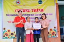 Hơn 200 triệu đồng trao tặng cô bé côi cút buồn bên bà nội già yếu