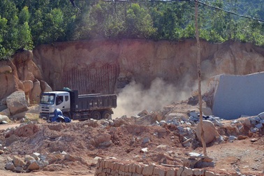 Phú Yên: Xe khai thác khoáng sản trái phép băm nát đường dân sinh!