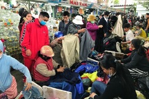 Lạnh tê người, dân Đà Nẵng đổ xô lùng mua quần áo rét đã qua sử dụng