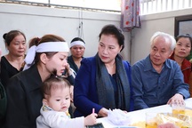 Chủ tịch Quốc hội thăm, tặng quà thân nhân các liệt sĩ hy sinh trong bão lũ