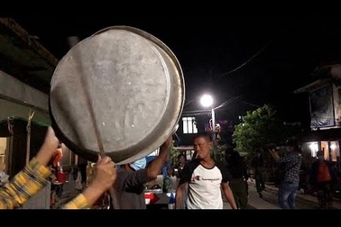 Người Myanmar gõ xoong nồi phản đối đảo chính