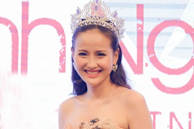 Hoa khôi Du lịch không biết đi xe máy, tối vẫn ngủ... với mẹ