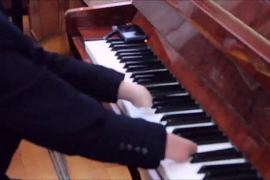 Chàng trai cụt hai bàn tay đánh piano cực hay hút dân mạng