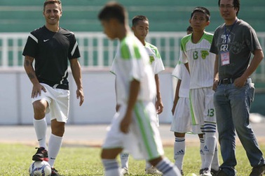 Cannavaro trổ tài bóng đá với các em thiếu nhi đội TP.HCM