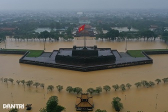 Hoàng thành Huế bị cô lập trong cơn lũ lịch sử