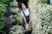 Bố chồng ở Hải Phòng giúp con dâu dựng vườn cúc họa mi tại nhà