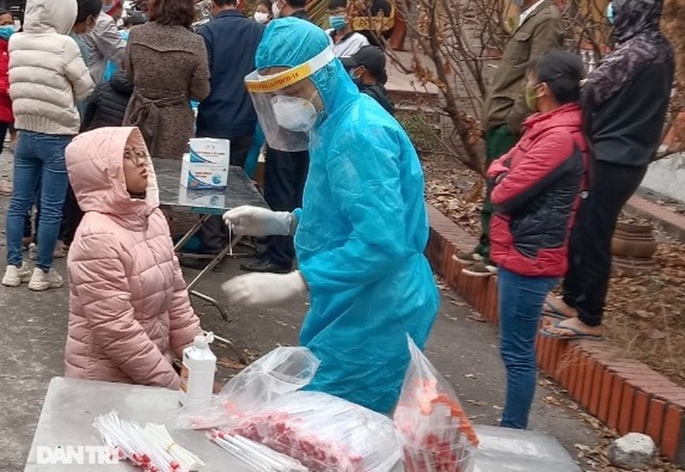 Hàng trăm người nườm nượp đi xét nghiệm nhanh Covid-19 ở Hải Dương - 5 Hàng trăm người nườm nượp đi xét nghiệm nhanh Covid-19 ở Hải Dương - 5