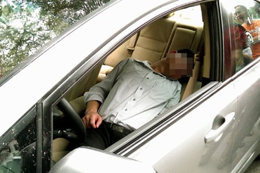 Hà Nội: Tông cột điện, tài xế tiếp tục ngủ ngon lành trong xe