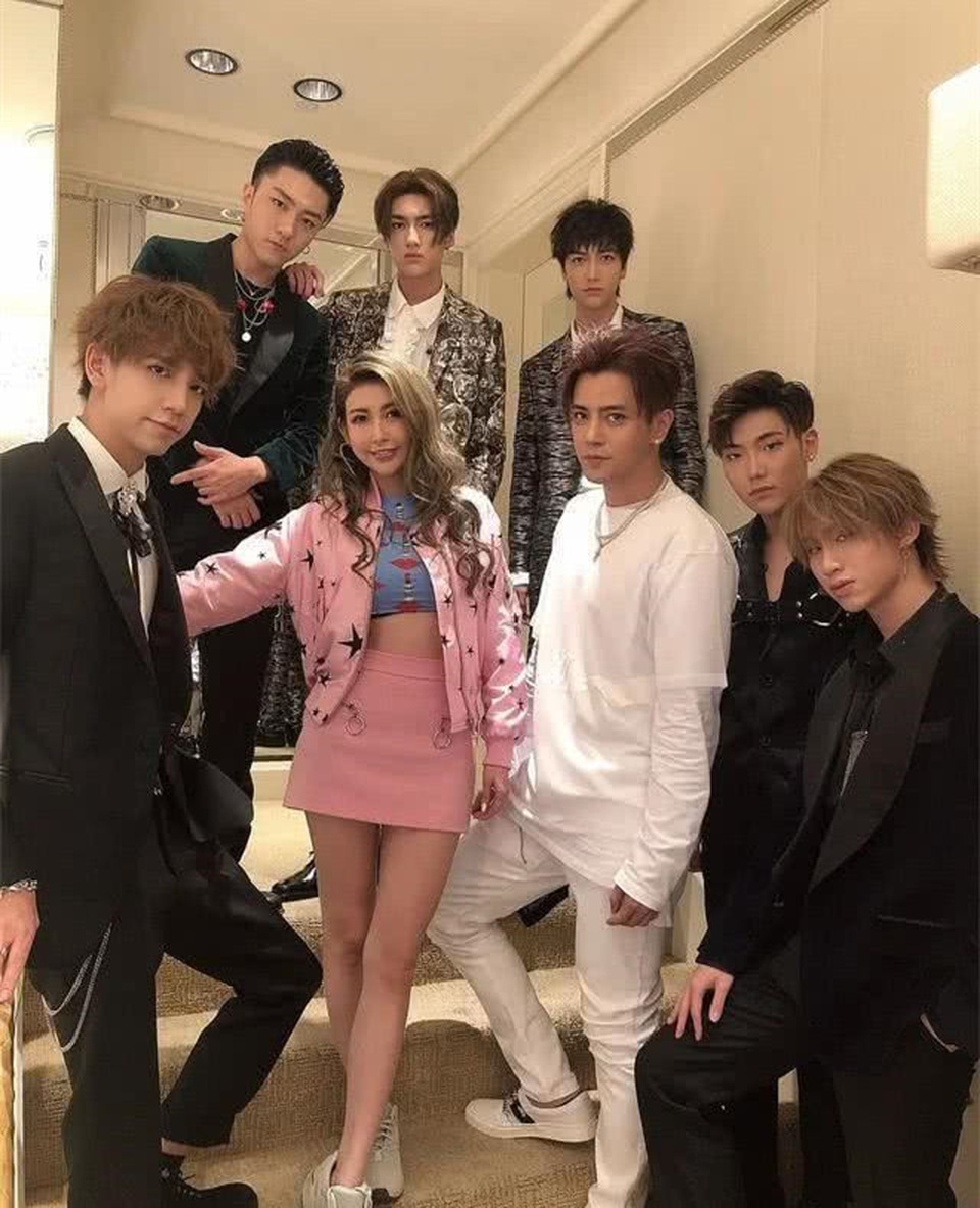 Nữ MC nóng bỏng bị tố ngoại tình với La Chí Tường - 3 Nữ MC nóng bỏng bị tố ngoại tình với La Chí Tường - 3