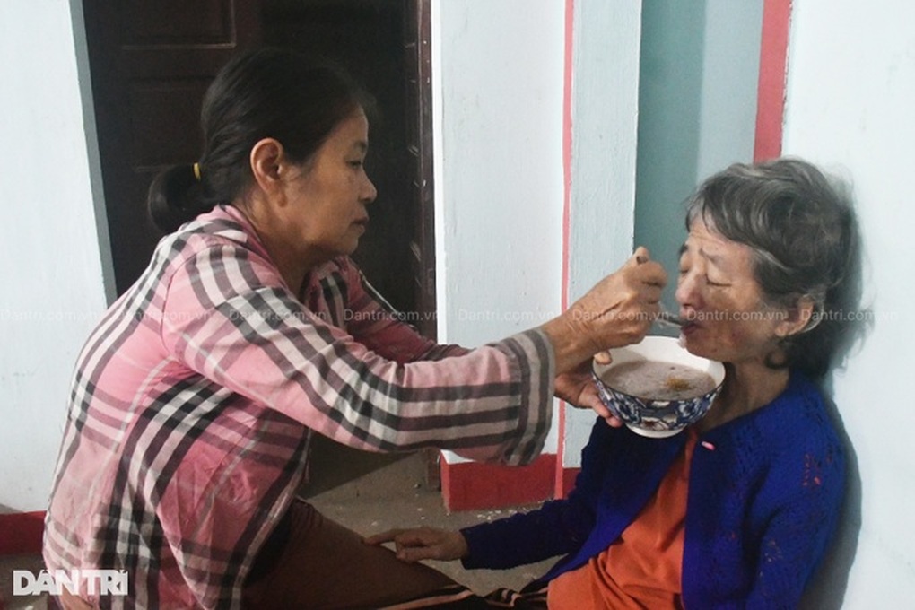 Cụ bà 85 tuổi còng lưng bán chuối nuôi 3 con bệnh tật - 3 Cụ bà 85 tuổi còng lưng bán chuối nuôi 3 con bệnh tật - 3