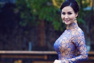 Áo dài trước Đại Nội Huế