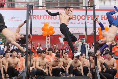 Sinh viên khoe cơ bắp 6 múi, nhảy cover... tại ngày hội tư vấn tuyển sinh