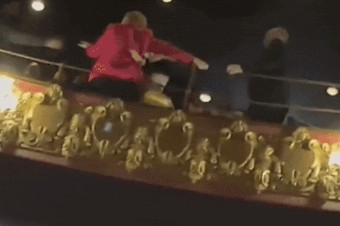 Bị cảnh sát bắt giữ vì... ngoan cố hát to theo ca sĩ