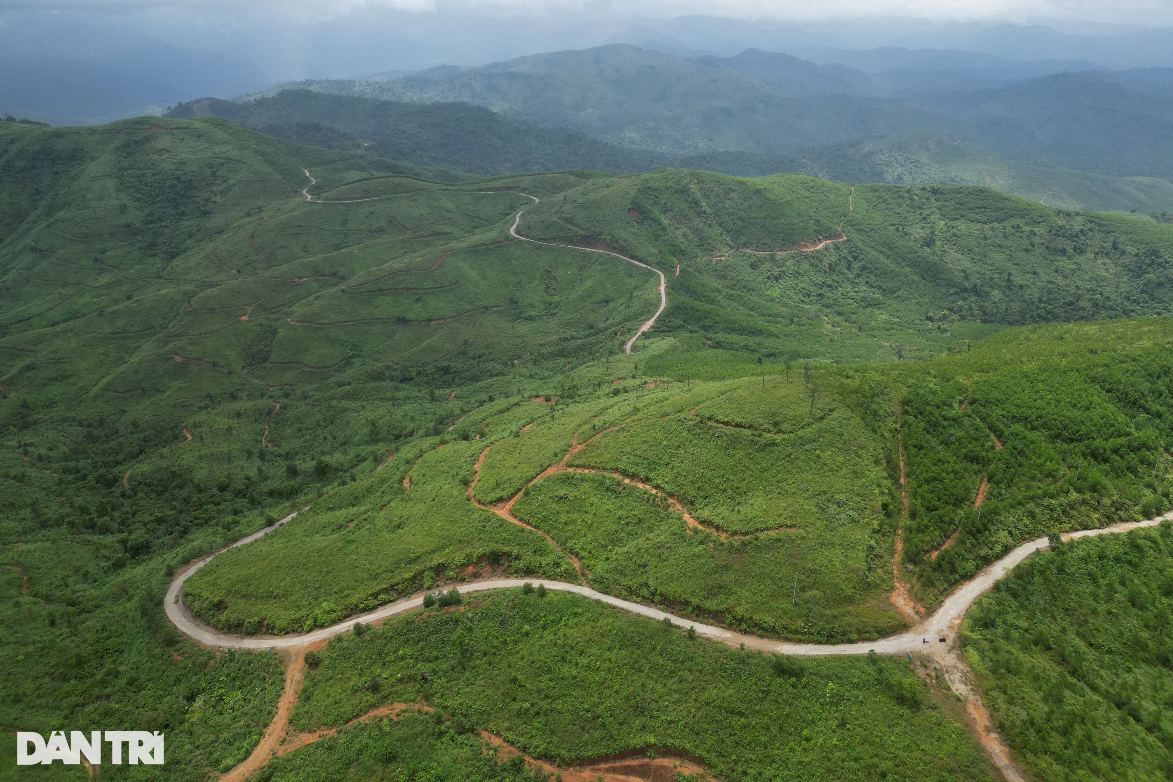 View - Đường vào khu thủy điện Rào Trăng sạt lở nghiêm trọng, hở toang hoác | Báo Dân trí