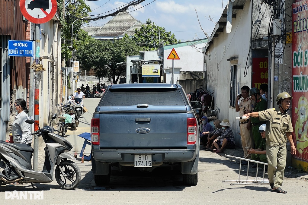 Cụ bà lết trên đường bị ô tô cán tử vong ở TPHCM - 2 Cụ bà lết trên đường bị ô tô cán tử vong ở TPHCM - 2