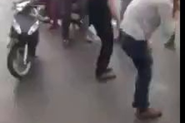 Hơn chục thanh niên "quẩy" giữa QL1A gây cản trở giao thông.