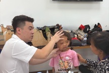 Căn bệnh di truyền hiếm gặp khiến bệnh nhi bị khối u "khủng" kéo lệch mặt