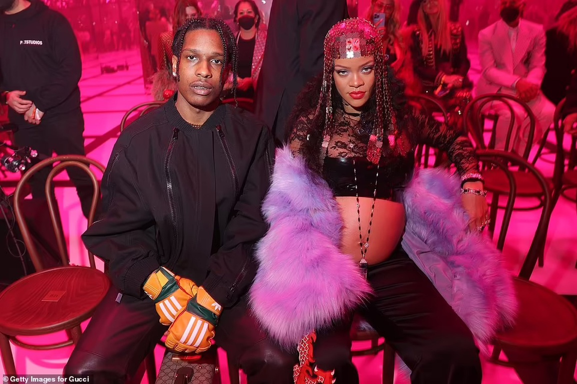 Rihanna khoe bụng bầu tại tuần lễ thời trang Milan - 1 Rihanna khoe bụng bầu tại tuần lễ thời trang Milan - 1