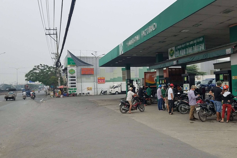 Người đàn ông bị đạn cao su ghim vào cằm sau nhiều tiếng súng nổ - 1 Người đàn ông bị đạn cao su ghim vào cằm sau nhiều tiếng súng nổ - 1