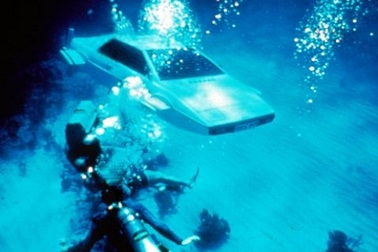 Xe hơi tàu ngầm của James Bond có giá 18,5 tỉ