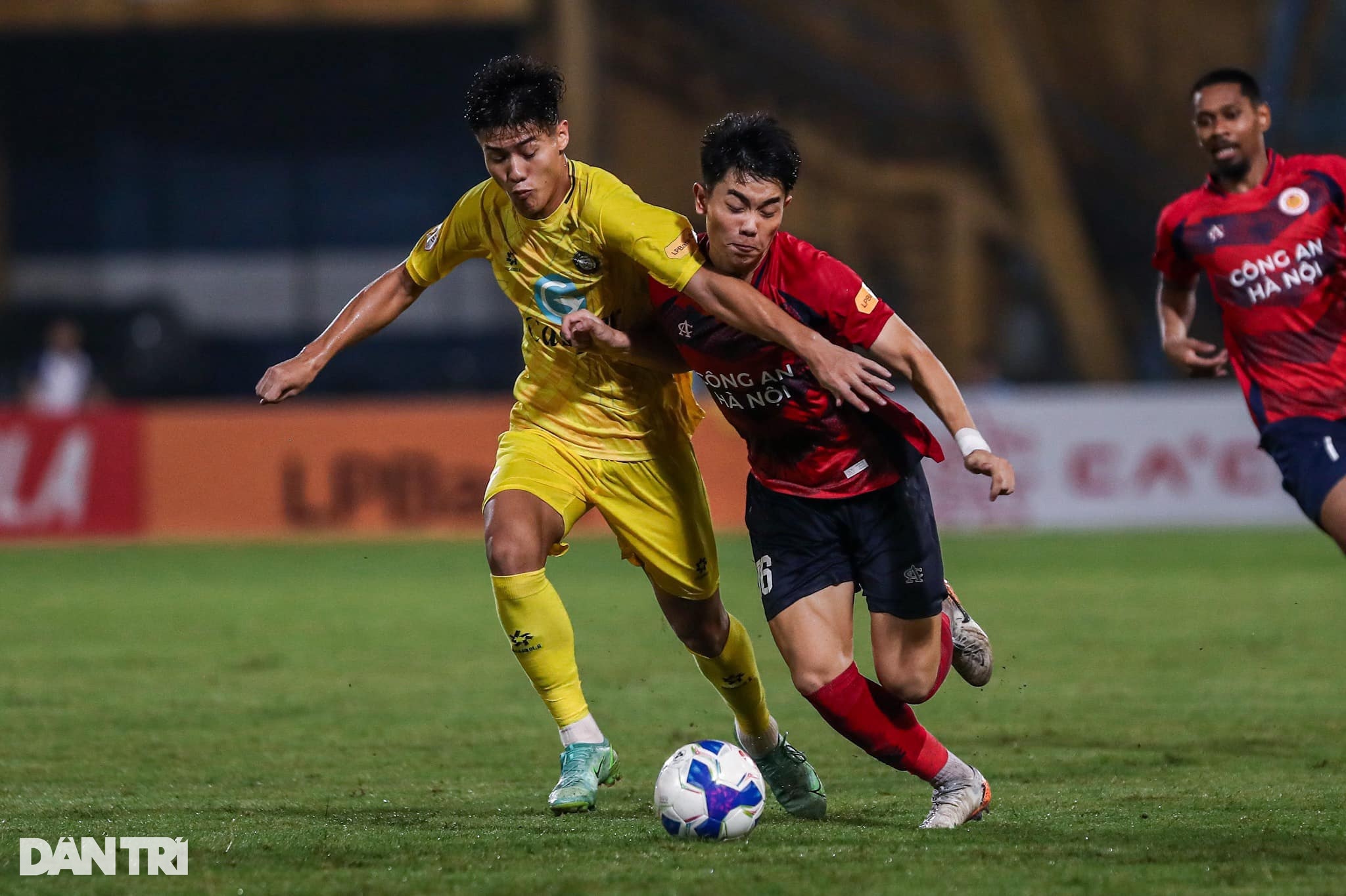 Thanh Hóa (vàng) bảo toàn chiến thắng chung cuộc 1-0 (Ảnh: Đỗ Minh Quân).