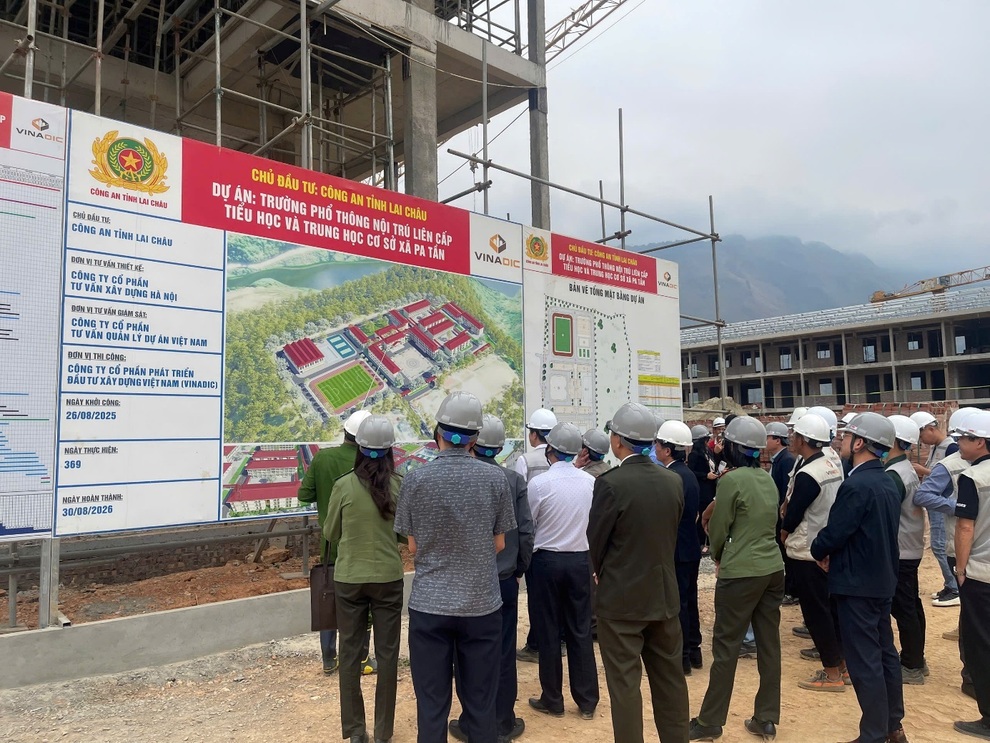 AMACCAO cùng lực lượng Công an vượt núi rừng hiểm trở, dựng 10 trường nơi biên giới - 4