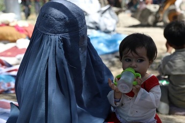 Nạn đói ở Afghanistan: Những bé gái bị cha mẹ bán làm "cô dâu nhí"