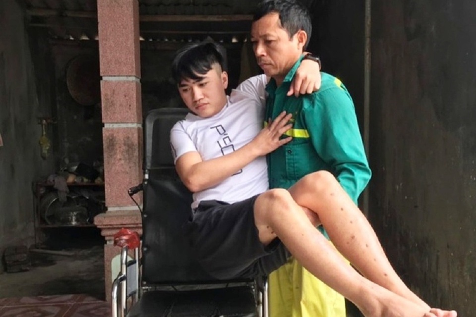 Bạn đọc giúp đỡ chàng trai nghèo làm thuê nuôi em ăn học hơn 50 triệu đồng - 1 Bạn đọc giúp đỡ chàng trai nghèo làm thuê nuôi em ăn học hơn 50 triệu đồng - 1