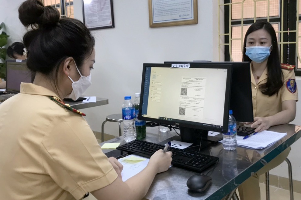 CSGT Hà Nội làm việc xuyên đêm, cấp hơn 20.000 giấy đi đường - 3 CSGT Hà Nội làm việc xuyên đêm, cấp hơn 20.000 giấy đi đường - 3