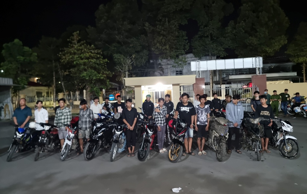Cô gái một mình tham gia đua xe với 26 thanh niên ở Đồng Tháp - 1 Cô gái một mình tham gia đua xe với 26 thanh niên ở Đồng Tháp - 1